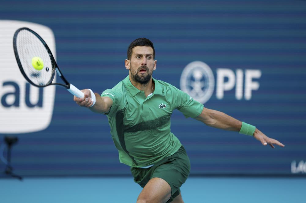 戴维斯领衔独行侠全胜，篮网队核心伤情成疑.